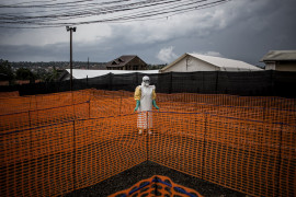 fot. John Wessels, Agence France-Presse, "Fighting Ebola and Conflic", 3. miejsce w kategorii General News.


Beni w północno wschodnim Kongo targane jest konfliktem od 25 lat. W 2018 roku dotknięte zostało także epidemią Eboli. Szacuje się, że w regionie aktywnych jest około 100 uzbrojonych grup, które walczą z siłami rządowymi, misją stabilizacyjną ONZ siłami ADF i innymi rebeliami. W czasie epidemii walki przybrały na sile, a opanowanie jej w warunkach bojowych było praktycznie niemożliwe. W efekcie zanotowano niemal 700 zachorowań i ponad 460 zgonów. Była to druga co do wielkości epidemia w historii.