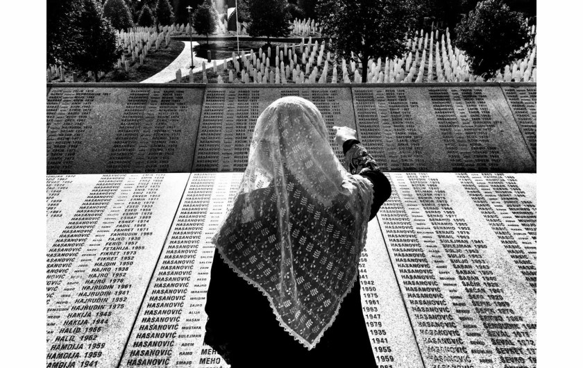 fot. Michał Leja, „Szeroki Kadr”, II miejsce w kategorii LUDZIE

Srebrenica, Potočari. W 1991 roku Srebrenicę zamieszkiwało 37 213 osób, z czego niemal 73 proc. stanowili bośniaccy muzułmanie, a 25 proc. Serbowie. Podczas wojny w Bośni i Hercegowinie (1992–1995) Srebrenica stała się enklawą ONZ mającą chronić ludność wyznania muzułmańskiego na kontrolowanych przez Serbów terenach w północno-wschodniej części kraju. Za enklawę odpowiadał holenderski UNPROFOR. W lipcu 1995 roku Serbowie przypuścili atak na miasto, w tym na enklawę. Holendrzy, mając ściśle określony i ograniczony mandat ONZ, nie byli w stanie obronić enklawy. Doprowadziło to do największej zbrodni w historii powojennej Europy – oddziały Serbów wymordowały tam w masowych egzekucjach ponad 8 tys. muzułmańskich mężczyzn i chłopców. 15–16 sierpnia 2017