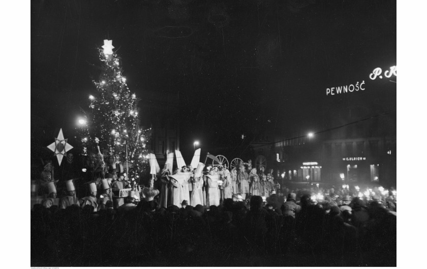 Występy kolędników na placu Marszałka Józefa Piłsudskiego w Warszawie, 1937 / Narodowe Archiwum Cyfrowe