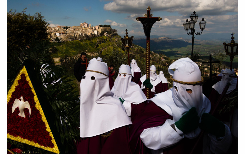 fot. Joanna Mrówka, z fotoreportażu z Wielkiego Tygodnia na Sycylii / Nagroda im. Krzysztofa Millera 2019