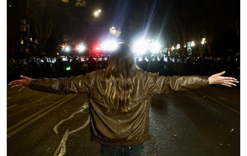 Z cyklu: Protests in Georgia
fot. Mikhail Tereshchenko / TASS Agency / World Press Photo 2025



W listopadzie 2024 roku obywatele Gruzji masowo wyszli na ulice po ogłoszeniu przez premiera Irakliego Kobakhidze czteroletniego zawieszenia rozmów akcesyjnych z Unią Europejską. Decyzja ta zapadła po tym, jak Parlament Europejski zakwestionował uczciwość ostatnich wyborów w Gruzji, wskazując na możliwe fałszerstwa. W stolicy kraju, Tbilisi, tysiące osób demonstrowało, a przed budynkiem parlamentu doszło do starć protestujących z policją. Choć pod koniec grudnia władze brutalnie rozprawiły się z przejawami sprzeciwu, uchwalając prawo penalizujące nawet symboliczne formy protestu – takie jak publiczne rozwieszanie naklejek – demonstracje nie ustały.