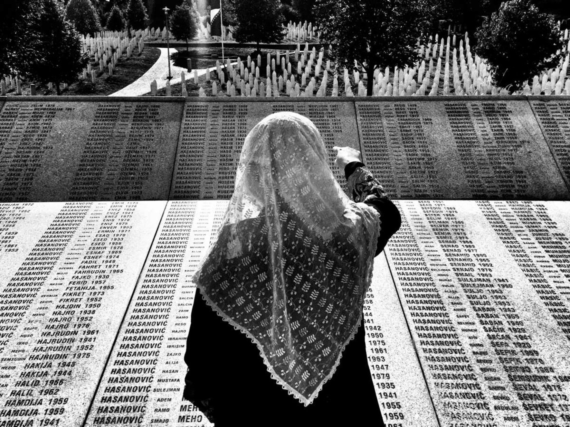 fot. Michał Leja, „Szeroki Kadr”, II miejsce w kategorii LUDZIE
Srebrenica, Potočari. W 1991 roku Srebrenicę zamieszkiwało 37 213 osób, z czego niemal 73 proc. stanowili bośniaccy muzułmanie, a 25 proc. Serbowie. Podczas wojny w Bośni i Hercegowinie (1992–1995) Srebrenica stała się enklawą ONZ mającą chronić ludność wyznania muzułmańskiego na kontrolowanych przez Serbów terenach w północno-wschodniej części kraju. Za enklawę odpowiadał holenderski UNPROFOR. W lipcu 1995 roku Serbowie przypuścili atak na miasto, w tym na enklawę. Holendrzy, mając ściśle określony i ograniczony mandat ONZ, nie byli w stanie obronić enklawy. Doprowadziło to do największej zbrodni w historii powojennej Europy – oddziały Serbów wymordowały tam w masowych egzekucjach ponad 8 tys. muzułmańskich mężczyzn i chłopców. 15–16 sierpnia 2017