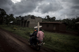 fot. John Wessels, Agence France-Presse, "Fighting Ebola and Conflic", 3. miejsce w kategorii General News.


Beni w północno wschodnim Kongo targane jest konfliktem od 25 lat. W 2018 roku dotknięte zostało także epidemią Eboli. Szacuje się, że w regionie aktywnych jest około 100 uzbrojonych grup, które walczą z siłami rządowymi, misją stabilizacyjną ONZ siłami ADF i innymi rebeliami. W czasie epidemii walki przybrały na sile, a opanowanie jej w warunkach bojowych było praktycznie niemożliwe. W efekcie zanotowano niemal 700 zachorowań i ponad 460 zgonów. Była to druga co do wielkości epidemia w historii.
