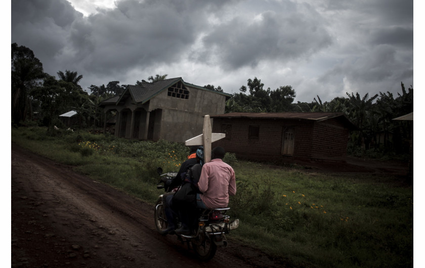 fot. John Wessels, Agence France-Presse, Fighting Ebola and Conflic, 3. miejsce w kategorii General News.


Beni w północno wschodnim Kongo targane jest konfliktem od 25 lat. W 2018 roku dotknięte zostało także epidemią Eboli. Szacuje się, że w regionie aktywnych jest około 100 uzbrojonych grup, które walczą z siłami rządowymi, misją stabilizacyjną ONZ siłami ADF i innymi rebeliami. W czasie epidemii walki przybrały na sile, a opanowanie jej w warunkach bojowych było praktycznie niemożliwe. W efekcie zanotowano niemal 700 zachorowań i ponad 460 zgonów. Była to druga co do wielkości epidemia w historii.