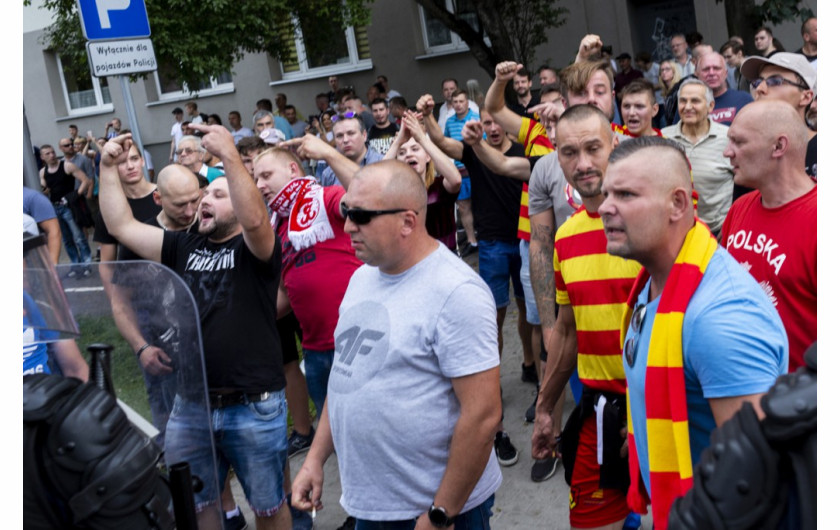 fot. Mateusz Matuszczak / BLOK.photo, nominacja w kategorii Wydarzenia. Pod hasłem „Białystok domem wszystkich”, 20 lipca 2019 roku ulicami miasta przeszedł pierwszy Marsz Równości. W stronę jego uczestników poleciały petardy, kamienie, butelki, doszło do zamieszek. 