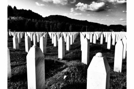 fot. Michał Leja, „Szeroki Kadr”, II miejsce w kategorii LUDZIE

Srebrenica, Potočari. W 1991 roku Srebrenicę zamieszkiwało 37 213 osób, z czego niemal 73 proc. stanowili bośniaccy muzułmanie, a 25 proc. Serbowie. Podczas wojny w Bośni i Hercegowinie (1992–1995) Srebrenica stała się enklawą ONZ mającą chronić ludność wyznania muzułmańskiego na kontrolowanych przez Serbów terenach w północno-wschodniej części kraju. Za enklawę odpowiadał holenderski UNPROFOR. W lipcu 1995 roku Serbowie przypuścili atak na miasto, w tym na enklawę. Holendrzy, mając ściśle określony i ograniczony mandat ONZ, nie byli w stanie obronić enklawy. Doprowadziło to do największej zbrodni w historii powojennej Europy – oddziały Serbów wymordowały tam w masowych egzekucjach ponad 8 tys. muzułmańskich mężczyzn i chłopców. 15–16 sierpnia 2017