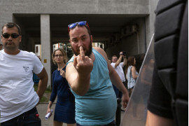 fot. Mateusz Matuszczak / BLOK.photo, nominacja w kategorii Wydarzenia. Pod hasłem „Białystok domem wszystkich”, 20 lipca 2019 roku ulicami miasta przeszedł pierwszy Marsz Równości. W stronę jego uczestników poleciały petardy, kamienie, butelki, doszło do zamieszek. 