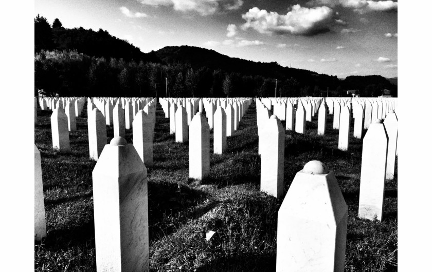 fot. Michał Leja, „Szeroki Kadr”, II miejsce w kategorii LUDZIE

Srebrenica, Potočari. W 1991 roku Srebrenicę zamieszkiwało 37 213 osób, z czego niemal 73 proc. stanowili bośniaccy muzułmanie, a 25 proc. Serbowie. Podczas wojny w Bośni i Hercegowinie (1992–1995) Srebrenica stała się enklawą ONZ mającą chronić ludność wyznania muzułmańskiego na kontrolowanych przez Serbów terenach w północno-wschodniej części kraju. Za enklawę odpowiadał holenderski UNPROFOR. W lipcu 1995 roku Serbowie przypuścili atak na miasto, w tym na enklawę. Holendrzy, mając ściśle określony i ograniczony mandat ONZ, nie byli w stanie obronić enklawy. Doprowadziło to do największej zbrodni w historii powojennej Europy – oddziały Serbów wymordowały tam w masowych egzekucjach ponad 8 tys. muzułmańskich mężczyzn i chłopców. 15–16 sierpnia 2017