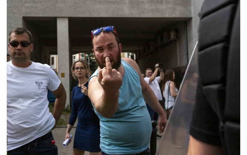 fot. Mateusz Matuszczak / BLOK.photo, nominacja w kategorii Wydarzenia. Pod hasłem „Białystok domem wszystkich”, 20 lipca 2019 roku ulicami miasta przeszedł pierwszy Marsz Równości. W stronę jego uczestników poleciały petardy, kamienie, butelki, doszło do zamieszek. 