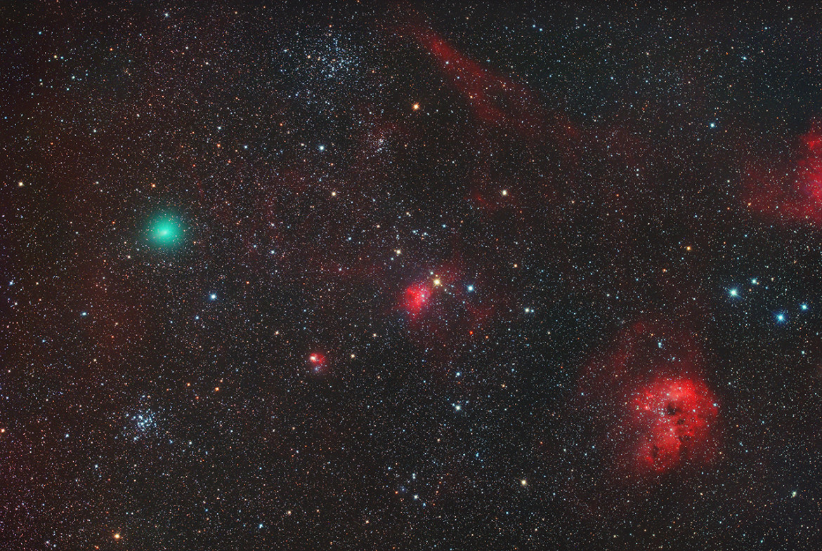 fot. Norbert Mrozek, "Green Comer C2018-Y1 Iwamoto in Auriga_s Red Nebulae", wyróżnienie w kat. Starts & Nebulae / Insight Investment Astronomy Photographer of the Year 2020