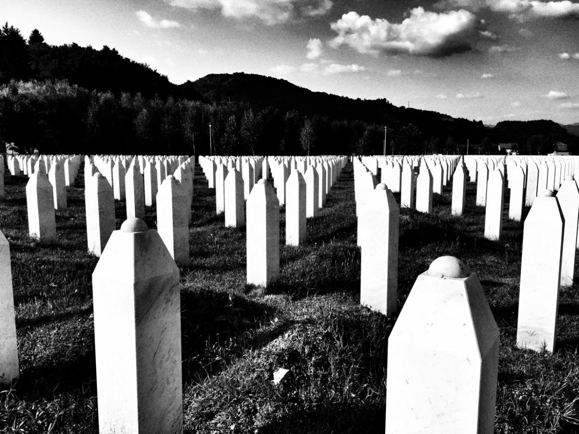 fot. Michał Leja, „Szeroki Kadr”, II miejsce w kategorii LUDZIE
Srebrenica, Potočari. W 1991 roku Srebrenicę zamieszkiwało 37 213 osób, z czego niemal 73 proc. stanowili bośniaccy muzułmanie, a 25 proc. Serbowie. Podczas wojny w Bośni i Hercegowinie (1992–1995) Srebrenica stała się enklawą ONZ mającą chronić ludność wyznania muzułmańskiego na kontrolowanych przez Serbów terenach w północno-wschodniej części kraju. Za enklawę odpowiadał holenderski UNPROFOR. W lipcu 1995 roku Serbowie przypuścili atak na miasto, w tym na enklawę. Holendrzy, mając ściśle określony i ograniczony mandat ONZ, nie byli w stanie obronić enklawy. Doprowadziło to do największej zbrodni w historii powojennej Europy – oddziały Serbów wymordowały tam w masowych egzekucjach ponad 8 tys. muzułmańskich mężczyzn i chłopców. 15–16 sierpnia 2017