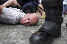 fot. Mateusz Matuszczak / BLOK.photo, nominacja w kategorii Wydarzenia. Pod hasłem „Białystok domem wszystkich”, 20 lipca 2019 roku ulicami miasta przeszedł pierwszy Marsz Równości. W stronę jego uczestników poleciały petardy, kamienie, butelki, doszło do zamieszek. 