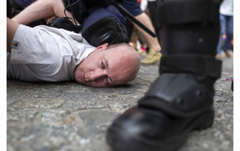 fot. Mateusz Matuszczak / BLOK.photo, nominacja w kategorii Wydarzenia. Pod hasłem „Białystok domem wszystkich”, 20 lipca 2019 roku ulicami miasta przeszedł pierwszy Marsz Równości. W stronę jego uczestników poleciały petardy, kamienie, butelki, doszło do zamieszek. 