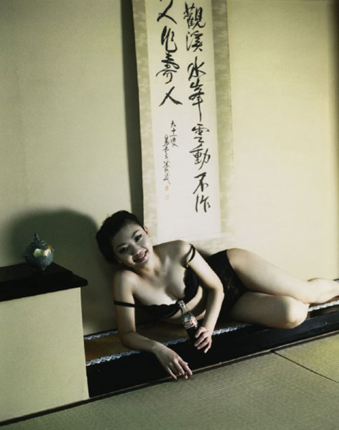 fot. Nabuyoshi Araki, Girl with coca-cola bottle, 1940, z wystawy "Klasycy fotografii w kolekcji Galerii Piekary"