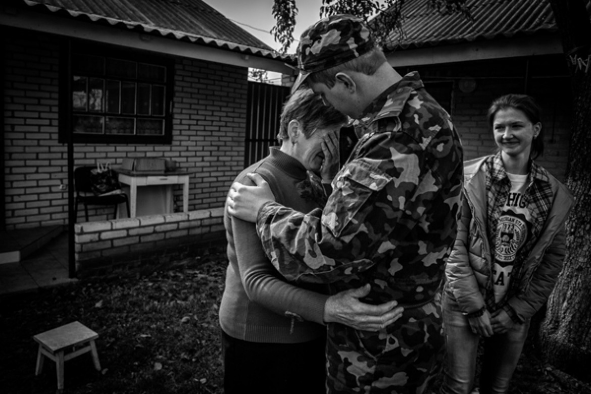 I miejsce w kat. WYDARZENIA, fot. Jacek Szydłowski, "Dziennik Wschodni", Maniewicze, Ukraina. Siergiej Knysz, nauczyciel historii w miejscowej szkole podstawowej, żegna się z matką i siostrą przed wyjazdem na front w rejon Ługańska. 25 września 2014  