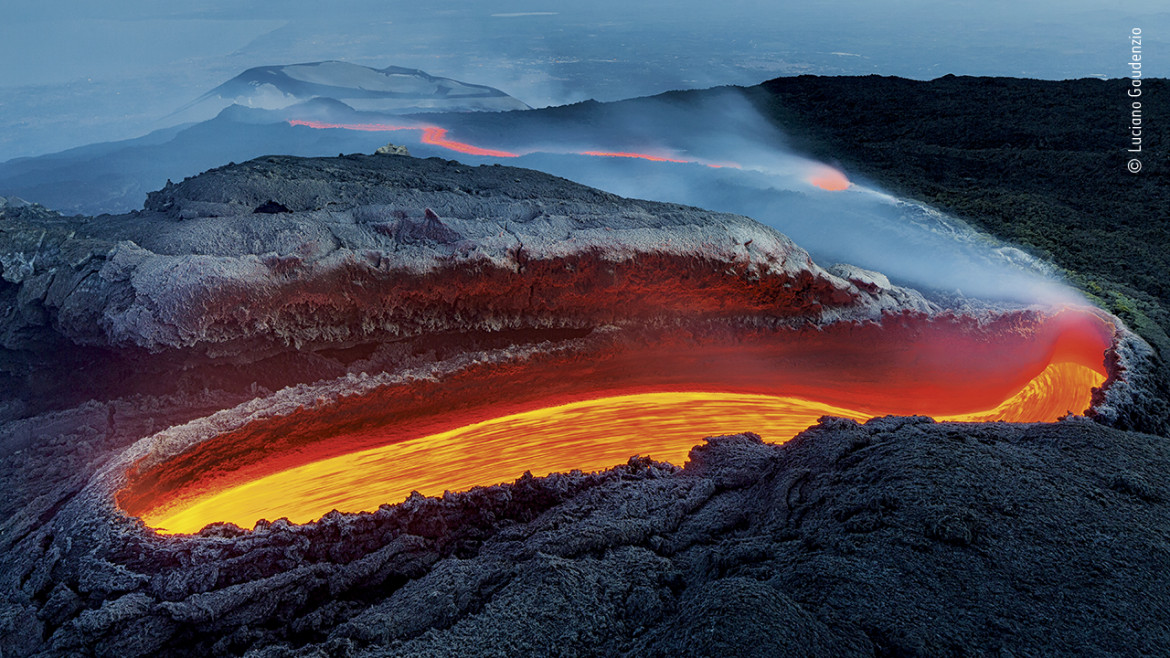 fot. Luciano Gaudenzio "Etna's River of Fire", 1. nagroda w kategorii Earth's Enivronments / Wildlife Photographer pf the Year 2020  