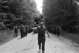 fot. Jacek Kusz, „Dzikie życie”, NadWisłą24.pl, I miejsce w kategorii ŚRODOWISKO

Puszcza Białowieska. W 2017 roku polski rząd, pod pretekstem walki z kornikiem, zaczął wielką eksploatację Puszczy Białowieskiej, najstarszego lasu na niżu europejskim. Trwające od maja 2017 roku przez kilka miesięcy pokojowe protesty i blokady ciężkiego sprzętu nie zdołały przerwać wycinki. Trybunał Sprawiedliwości UE wezwał do wstrzymania prac, lecz polski rząd nie zastosował się i ciął dalej. Protestującym osobom wlepiano mandaty, założono 180 spraw sądowych. Zdjęcia powstały w nadleśnictwie Białowieża