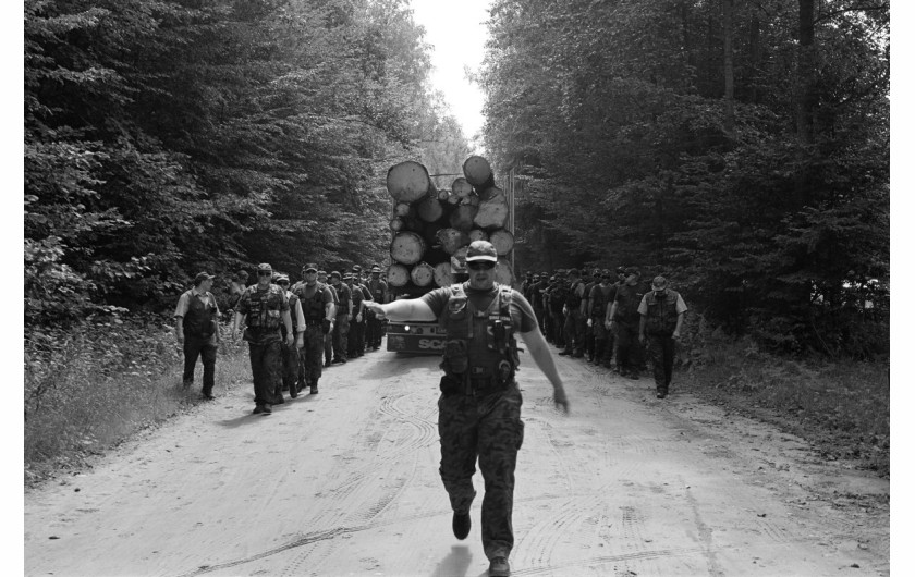 fot. Jacek Kusz, „Dzikie życie”, NadWisłą24.pl, I miejsce w kategorii ŚRODOWISKO

Puszcza Białowieska. W 2017 roku polski rząd, pod pretekstem walki z kornikiem, zaczął wielką eksploatację Puszczy Białowieskiej, najstarszego lasu na niżu europejskim. Trwające od maja 2017 roku przez kilka miesięcy pokojowe protesty i blokady ciężkiego sprzętu nie zdołały przerwać wycinki. Trybunał Sprawiedliwości UE wezwał do wstrzymania prac, lecz polski rząd nie zastosował się i ciął dalej. Protestującym osobom wlepiano mandaty, założono 180 spraw sądowych. Zdjęcia powstały w nadleśnictwie Białowieża