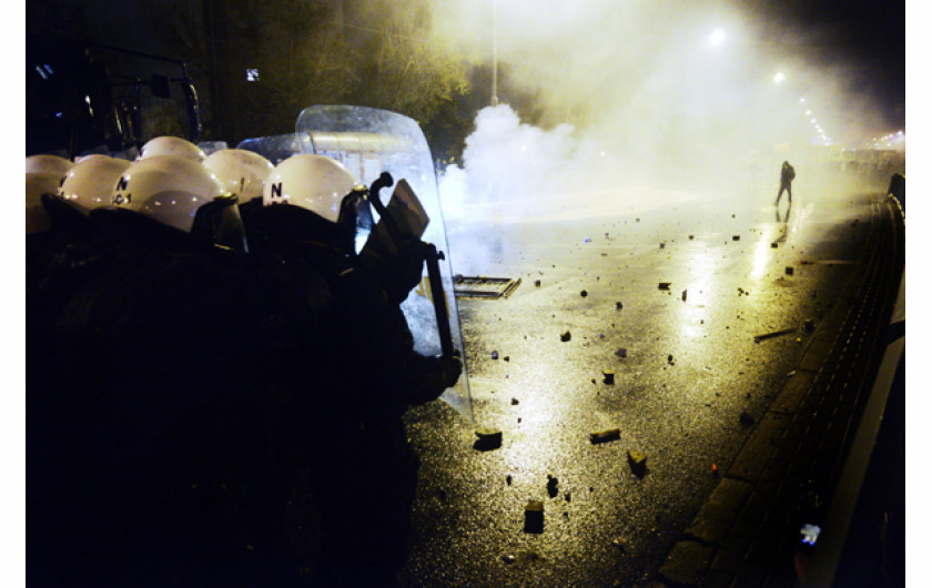 III miejsce w kat. WYDARZENIA, fot. Jakub Wosik, Agencja Fotograficzna Reporter Warszawa. Zamieszki podczas Marszu Niepodległości zorganizowanego w stolicy przez środowiska narodowe w Święto Niepodległości. 11 listopada 2014