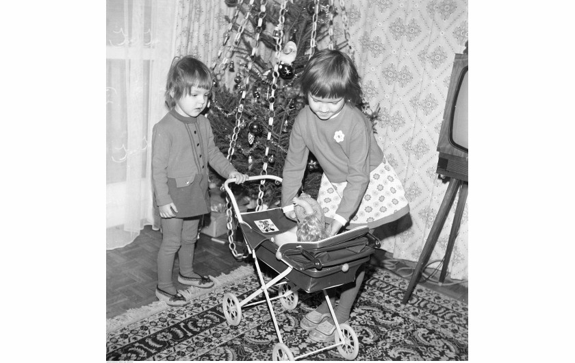 Dzieci z wózkiem dla lalek. W tle choinka, 1976 / Narodowe Archiwum Cyfrowe
