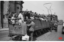 Warszawa, czerwiec 1948. Fot. PAP/ Stanisław Dąbrowiecki 