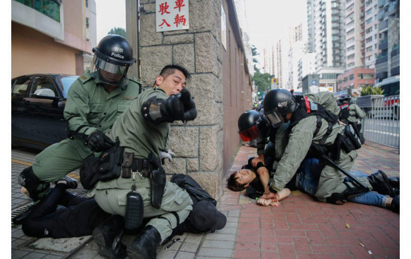 fot. Witold Dobrowolski / Stowarzyszenie Dziennikarzy Polskich, 1. miejsce w kategorii Wydarzenia. Protesty w Hongkongu zapoczątkowane w czerwcu 2019 roku jako opór obywatelski przeciwko projektowi ustawy ekstradycyjnej do Chińskiej Republiki Ludowej przemieniły się w masowy ruch społeczny. Brutalność funkcjonariuszy wobec demonstrantów i dziennikarzy spotkała się z eskalacją i fizycznym oporem ze strony najbardziej zdeterminowanej grupy protestujących: uczniów szkół średnich i studentów. Do stycznia 2020 roku 2,5 tys. osób zostało rannych, ponad 7 tys. zatrzymanych, a co najmniej dwie osoby zginęły.