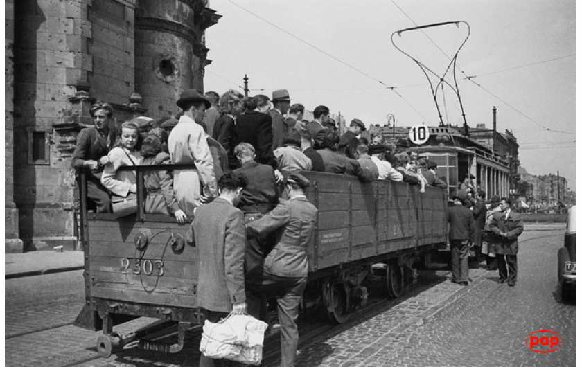 Warszawa, czerwiec 1948. Fot. PAP/ Stanisław Dąbrowiecki 