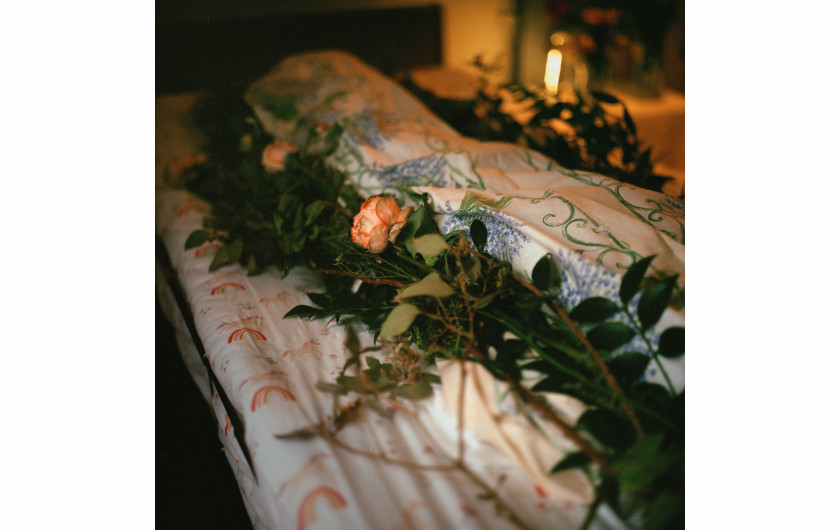Z cyklu: A Place to Die
fot. Oliver Farshi / World Press Photo 2025




W cichej dzielnicy mieszkalnej w stanie Waszyngton znajduje się wyjątkowy dom – miejsce refleksji, żałoby, radości, życia i śmierci. To tutaj przychodzą osoby śmiertelnie chore, by spędzić ostatnie chwile życia otoczone troską, czułością i wspólnotą, zanim przyjmą lek, który zakończy ich życie. Ten projekt ukazuje, jak niektórzy decydują się świadomie przeżyć moment własnej śmierci w tej niezwykłej przestrzeni – poruszając tematy wspólnoty i dostępu do opieki, wsparcia, pomocy medycznej, a także intymnego procesu umierania i delikatności żałoby. Podczas gdy śmierć często odbywa się za zamkniętymi drzwiami i w klinicznych warunkach, te fotografie zapraszają do spojrzenia na nieunikniony aspekt życia z innej, bardziej ludzkiej perspektywy.