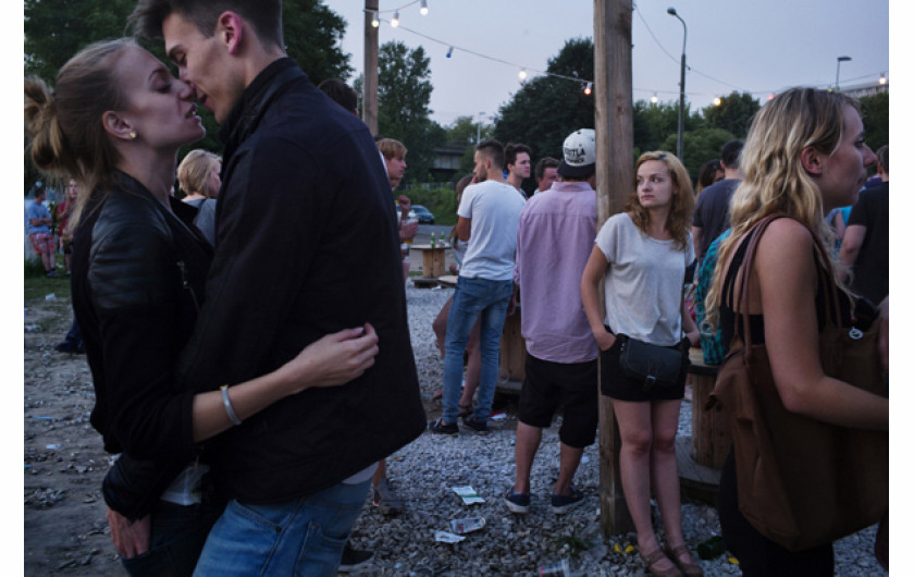 II miejsce w kat. ŻYCIE CODZIENNE, fot. Maciek Nabrdalik, VII Photo Warszawa. Piąta rano, sobotnia impreza w jednym z modnych warszawskich klubów nad Wisłą dobiega końca. 3 sierpnia 2014