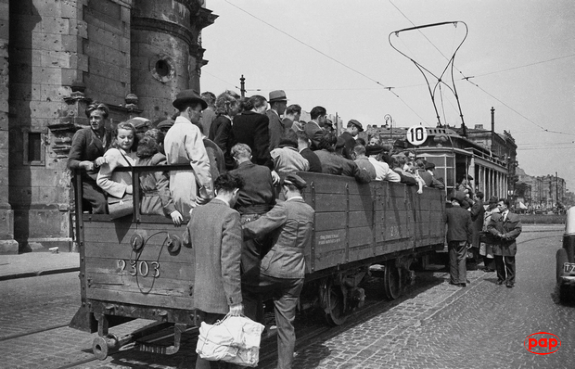 Warszawa, czerwiec 1948. Fot. PAP/ Stanisław Dąbrowiecki 