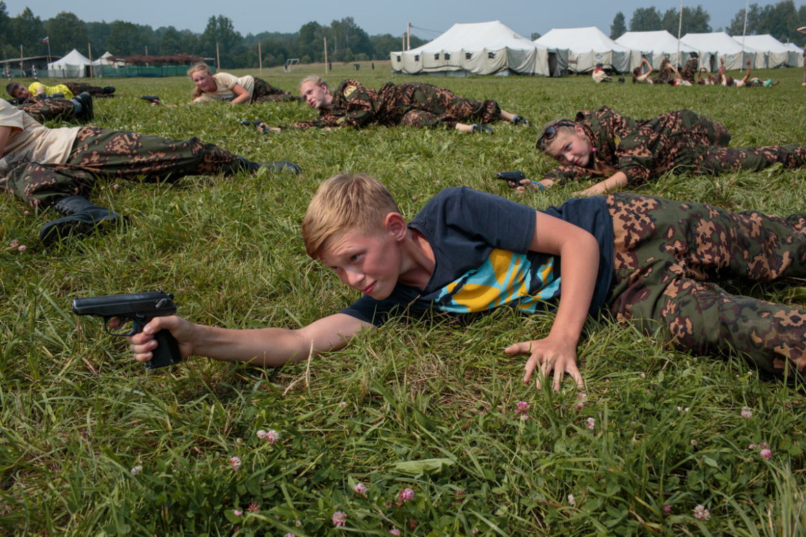 fot. Sarah Blesener, "Beckon Us From Home", 1. miejsce w kategorii Long Term Projects.

Edukacja patriotyczna, często o podtekście militarnym, jest podstawą wielu programów młodzieżowych, zarówno w Rosji, jak i w USA. Fotograf odwiedził 10 placówek w Stanach Zjednoczonych, a także szkoły i letnie obozy w Rosji. Celem serii jest pokazanie młodych ludzi i ich życia jako głównego punktu dialogu na temat wpajania konkretnych idei przyszłym generacjom, a także przyjrzenie się jak podchodzą oni do współczesnego społeczeństwa.