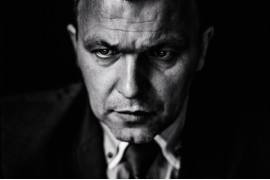 I miejsce w kat. LUDZIE, fot. Tomasz Lendo, inPro, Ostrołęka. Dariusz Maciak, przewodniczący rady miasta poprzedniej kadencji, podczas ciszy wyborczej przegląda informacje internetowe, w napięciu oczekując na pierwsze wyniki wyborów. 15 listopada 2014 
