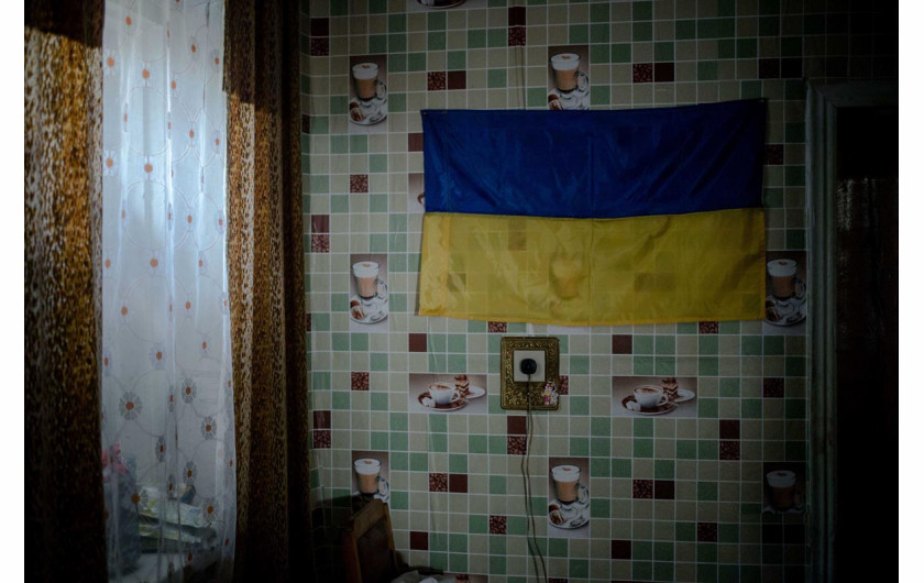 fot. Simona Supino, 1. miejsce w kat. Documentary Project
Wojna w Ukrainie trwa od 2014 roku. W moim projekcie nie chcę pokazywać wyłącznie jej, ale to, o co naprawdę się toczy. Jak destrukcyjnie działa propaganda i jak silnie rozwinięte są mechanizmy dezinformacji. Choć walki trwają o wsie, miasta i miasteczka, to wojna jest konfliktem przede wszystkim o
tożsamość i historię. Tożsamość, która stała się deklaracją, linią frontu. Pogranicze Donieckiej Republiki Ludowej i Ukrainy było dobrym wskaźnikiem nastrojów społecznych
po obu stronach konfliktu. Donieck – stolica ruchu separatystycznego – oddalony jest zaledwie o 60
kilometrów od Bachmutu, który był największym miastem po stronie ukraińskiej. Ci, którzy wyznaczają na mapie granice, chcą determinować kto jest kim, po obu ich stronach. Część rodzin nadal ogląda ukraińskie wiadomości, a część oddalona o 15 km karmiona jest już rosyjską propagandą. Konflikt nabrał nowego wymiaru, gdy w lutym 2022 roku Rosja rozpoczęła inwazję na Ukrainę na
pełną skalę. Teraz to walka, by Ukraina odzyskała niepodległość i raz na zawsze wyzwoliła się spod rosyjskiego jarzma.