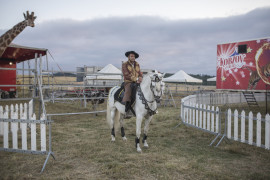 fot. Mateusz Baj, inPRO, II miejsce w kategorii KULTURA I ROZRYWKA

Bolechów, Ukraina. Niewielką miejscowość w obwodzie iwanofrankowskim odwiedził cyrk Kobzow. Obecność trupy cyrkowej wywołała duże zainteresowanie mieszkańców. Cyrkowcy z Kobzowa przez ok. 10 miesięcy w roku podróżują z miasta do miasta, zatrzymując się w jednym miejscu nie dłużej niż cztery dni.