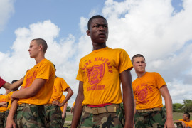 fot. Sarah Blesener, "Beckon Us From Home", 1. miejsce w kategorii Long Term Projects.

Edukacja patriotyczna, często o podtekście militarnym, jest podstawą wielu programów młodzieżowych, zarówno w Rosji, jak i w USA. Fotograf odwiedził 10 placówek w Stanach Zjednoczonych, a także szkoły i letnie obozy w Rosji. Celem serii jest pokazanie młodych ludzi i ich życia jako głównego punktu dialogu na temat wpajania konkretnych idei przyszłym generacjom, a także przyjrzenie się jak podchodzą oni do współczesnego społeczeństwa.