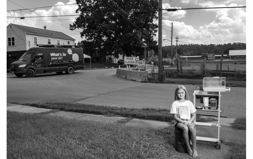 Z cyklu: A Town Derailed
fot. Rebecca Kiger / Center for Contemporary Documentation, TIME / World Press Photo 2025




3 lutego 2023 roku w miejscowości East Palestine w stanie Ohio wykoleił się pociąg towarowy firmy Norfolk Southern. Miasteczko liczy zaledwie 4700 mieszkańców, a skład przewoził niebezpieczne substancje chemiczne, w tym znane czynniki rakotwórcze. Była to jedna z najbardziej toksycznych katastrof kolejowych w historii Stanów Zjednoczonych, która wzbudziła poważne obawy o konsekwencje środowiskowe i zdrowotne. Projekt ten dokumentuje następstwa tej katastrofy oraz jej długofalowy wpływ na lokalną społeczność – w czasie, gdy ogólnokrajowe zainteresowanie mediów już osłabło. Fotograf towarzyszy mieszkańcom, którzy domagają się odpowiedzialności ze strony korporacji i próbują odnaleźć się wśród sprzecznych informacji dotyczących zdrowia. Powstałe obrazy ukazują codzienność East Palestine zawieszonego w niepewności – złożone relacje mieszkańców z otoczeniem, zdrowiem i instytucjami publicznymi.