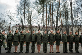 fot. Sarah Blesener, "Beckon Us From Home", 1. miejsce w kategorii Long Term Projects.

Edukacja patriotyczna, często o podtekście militarnym, jest podstawą wielu programów młodzieżowych, zarówno w Rosji, jak i w USA. Fotograf odwiedził 10 placówek w Stanach Zjednoczonych, a także szkoły i letnie obozy w Rosji. Celem serii jest pokazanie młodych ludzi i ich życia jako głównego punktu dialogu na temat wpajania konkretnych idei przyszłym generacjom, a także przyjrzenie się jak podchodzą oni do współczesnego społeczeństwa.