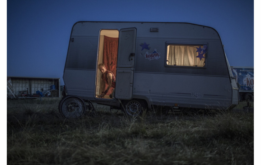 fot. Mateusz Baj, inPRO, II miejsce w kategorii KULTURA I ROZRYWKA

Bolechów, Ukraina. Niewielką miejscowość w obwodzie iwanofrankowskim odwiedził cyrk Kobzow. Obecność trupy cyrkowej wywołała duże zainteresowanie mieszkańców. Cyrkowcy z Kobzowa przez ok. 10 miesięcy w roku podróżują z miasta do miasta, zatrzymując się w jednym miejscu nie dłużej niż cztery dni.