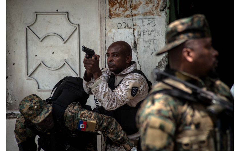 Z cyklu: Crisis in Haiti
fot. Clarens Siffroy / Agence France-Presse / World Press Photo 2025




Haiti cierpi z powodu bezprecedensowego wzrostu przemocy ze strony gangów. Od czasu zabójstwa prezydenta Jovenela Moïse’a w 2021 roku liczba uzbrojonych grup gwałtownie wzrosła, a brutalność konfliktu sięgnęła poziomu porównywalnego z działaniami wojennymi. Obecnie w kraju działa około 300 gangów, które kontrolują tereny zamieszkane przez 2,7 miliona osób. Przemoc gangów obejmuje morderstwa, zaginięcia, tortury, podpalenia oraz systematyczne akty przemocy seksualnej, szczególnie wobec kobiet i dzieci. Źródła tego kryzysu sięgają głęboko w przeszłość – do czasów kolonialnych, niewolnictwa i długu niepodległościowego nałożonego przez Francję, który przez dekady pogłębiał nierówności społeczne i gospodarcze. Projekt sfotografowany przez mieszkańca Port-au-Prince ukazuje ludzką stronę tej tragedii – twarze i historie, które kryją się za statystykami.