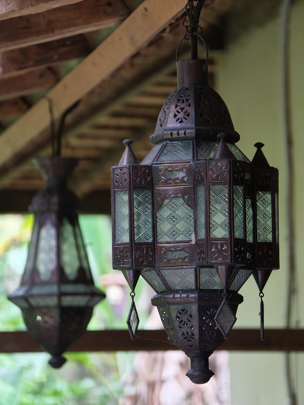 1/100 s, f/2.1, ISO 500, 16.5 mm