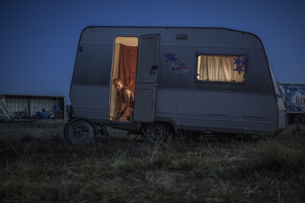 fot. Mateusz Baj, inPRO, II miejsce w kategorii KULTURA I ROZRYWKA

Bolechów, Ukraina. Niewielką miejscowość w obwodzie iwanofrankowskim odwiedził cyrk Kobzow. Obecność trupy cyrkowej wywołała duże zainteresowanie mieszkańców. Cyrkowcy z Kobzowa przez ok. 10 miesięcy w roku podróżują z miasta do miasta, zatrzymując się w jednym miejscu nie dłużej niż cztery dni.