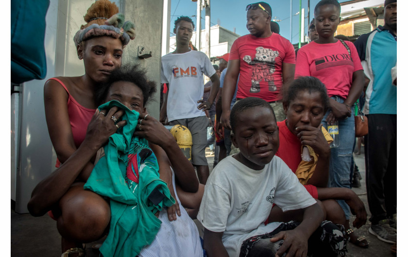 Z cyklu: Crisis in Haiti
fot. Clarens Siffroy / Agence France-Presse / World Press Photo 2025




Haiti cierpi z powodu bezprecedensowego wzrostu przemocy ze strony gangów. Od czasu zabójstwa prezydenta Jovenela Moïse’a w 2021 roku liczba uzbrojonych grup gwałtownie wzrosła, a brutalność konfliktu sięgnęła poziomu porównywalnego z działaniami wojennymi. Obecnie w kraju działa około 300 gangów, które kontrolują tereny zamieszkane przez 2,7 miliona osób. Przemoc gangów obejmuje morderstwa, zaginięcia, tortury, podpalenia oraz systematyczne akty przemocy seksualnej, szczególnie wobec kobiet i dzieci. Źródła tego kryzysu sięgają głęboko w przeszłość – do czasów kolonialnych, niewolnictwa i długu niepodległościowego nałożonego przez Francję, który przez dekady pogłębiał nierówności społeczne i gospodarcze. Projekt sfotografowany przez mieszkańca Port-au-Prince ukazuje ludzką stronę tej tragedii – twarze i historie, które kryją się za statystykami.