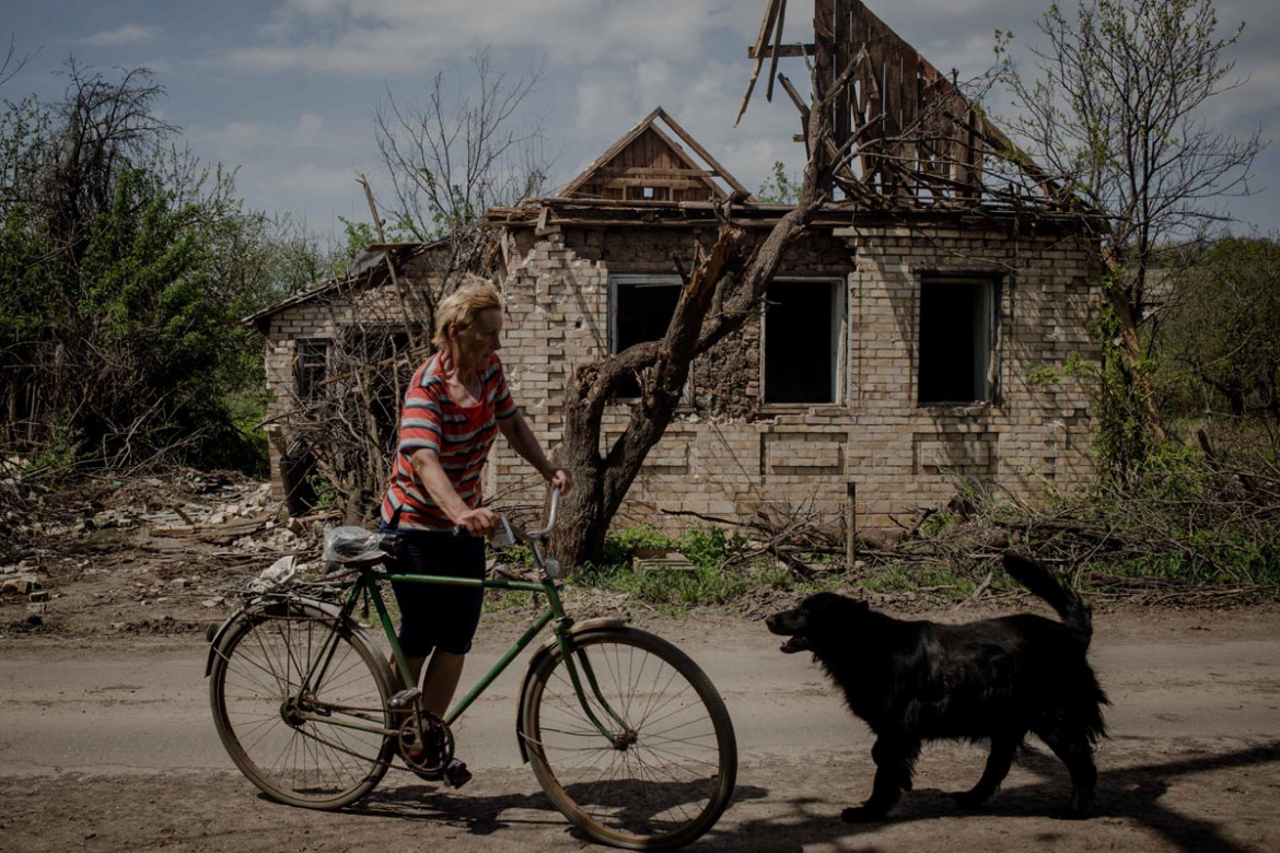 fot. Simona Supino, 1. miejsce w kat. Documentary Project
<br></br><br></br>Wojna w Ukrainie trwa od 2014 roku. W moim projekcie nie chcę pokazywać wyłącznie jej, ale to, o co naprawdę się toczy. Jak destrukcyjnie działa propaganda i jak silnie rozwinięte są mechanizmy dezinformacji. Choć walki trwają o wsie, miasta i miasteczka, to wojna jest konfliktem przede wszystkim o
tożsamość i historię. Tożsamość, która stała się deklaracją, linią frontu. Pogranicze Donieckiej Republiki Ludowej i Ukrainy było dobrym wskaźnikiem nastrojów społecznych
po obu stronach konfliktu. Donieck – stolica ruchu separatystycznego – oddalony jest zaledwie o 60
kilometrów od Bachmutu, który był największym miastem po stronie ukraińskiej. Ci, którzy wyznaczają na mapie granice, chcą determinować kto jest kim, po obu ich stronach. Część rodzin nadal ogląda ukraińskie wiadomości, a część oddalona o 15 km karmiona jest już rosyjską propagandą. Konflikt nabrał nowego wymiaru, gdy w lutym 2022 roku Rosja rozpoczęła inwazję na Ukrainę na
pełną skalę. Teraz to walka, by Ukraina odzyskała niepodległość i raz na zawsze wyzwoliła się spod rosyjskiego jarzma.