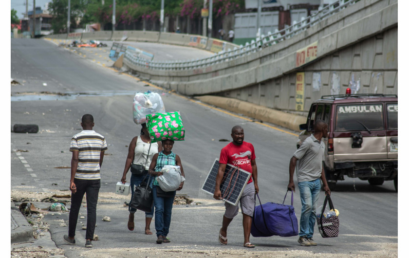 Z cyklu: Crisis in Haiti
fot. Clarens Siffroy / Agence France-Presse / World Press Photo 2025




Haiti cierpi z powodu bezprecedensowego wzrostu przemocy ze strony gangów. Od czasu zabójstwa prezydenta Jovenela Moïse’a w 2021 roku liczba uzbrojonych grup gwałtownie wzrosła, a brutalność konfliktu sięgnęła poziomu porównywalnego z działaniami wojennymi. Obecnie w kraju działa około 300 gangów, które kontrolują tereny zamieszkane przez 2,7 miliona osób. Przemoc gangów obejmuje morderstwa, zaginięcia, tortury, podpalenia oraz systematyczne akty przemocy seksualnej, szczególnie wobec kobiet i dzieci. Źródła tego kryzysu sięgają głęboko w przeszłość – do czasów kolonialnych, niewolnictwa i długu niepodległościowego nałożonego przez Francję, który przez dekady pogłębiał nierówności społeczne i gospodarcze. Projekt sfotografowany przez mieszkańca Port-au-Prince ukazuje ludzką stronę tej tragedii – twarze i historie, które kryją się za statystykami.