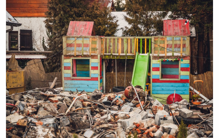 fot. Piotr Zwarycz, 2. miejsce w kategorii Wydarzenia. Wieczorem 4 grudnia 2019 roku doszło do wybuchu gazu w trzykondygnacyjnym domu w Szczyrku, po tym jak firma budowlana, doprowadzając prąd do sąsiedniej działki, użyła metody podziemnego przewiertu. Gaz z uszkodzonej rury zebrał się pod budynkiem, w wyniku czego zginęła niemal cała trzypokoleniowa rodzina. Ratownicy znaleźli w gruzach ciała ośmiu osób, w tym czworga dzieci. 