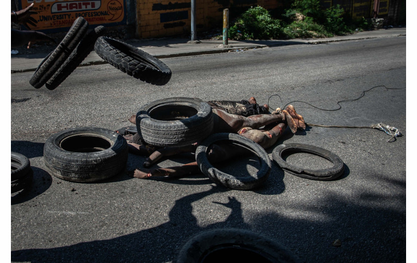 Z cyklu: Crisis in Haiti
fot. Clarens Siffroy / Agence France-Presse / World Press Photo 2025




Haiti cierpi z powodu bezprecedensowego wzrostu przemocy ze strony gangów. Od czasu zabójstwa prezydenta Jovenela Moïse’a w 2021 roku liczba uzbrojonych grup gwałtownie wzrosła, a brutalność konfliktu sięgnęła poziomu porównywalnego z działaniami wojennymi. Obecnie w kraju działa około 300 gangów, które kontrolują tereny zamieszkane przez 2,7 miliona osób. Przemoc gangów obejmuje morderstwa, zaginięcia, tortury, podpalenia oraz systematyczne akty przemocy seksualnej, szczególnie wobec kobiet i dzieci. Źródła tego kryzysu sięgają głęboko w przeszłość – do czasów kolonialnych, niewolnictwa i długu niepodległościowego nałożonego przez Francję, który przez dekady pogłębiał nierówności społeczne i gospodarcze. Projekt sfotografowany przez mieszkańca Port-au-Prince ukazuje ludzką stronę tej tragedii – twarze i historie, które kryją się za statystykami.