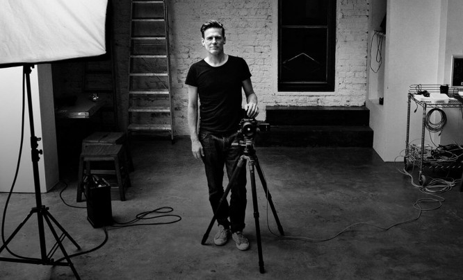 Zobacz, jak powstaje Kalendarz Pirelli 2022 - fotografuje znany muzyk Bryan Adams