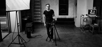 Zobacz, jak powstaje Kalendarz Pirelli 2022 - fotografuje znany muzyk Bryan Adams