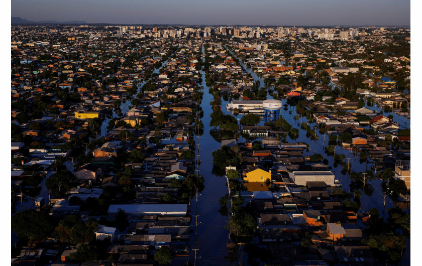 Z cyklu: Brazil's Worst-Ever Floods
fot. Amanda M. Perobelli / Reuters / World Press Photo 2025




Rekordowe powodzie w brazylijskim stanie Rio Grande do Sul doprowadziły do katastrofalnych zniszczeń środowiskowych, śmierci 183 osób oraz przymusowego przesiedlenia ponad 600 tysięcy mieszkańców. Rząd uznał je za największą katastrofę klimatyczną w historii tego regionu – dotkniętych zostało łącznie 2,39 miliona ludzi, a straty, zarówno ludzkie, przyrodnicze, jak i ekonomiczne, są ogromne. Międzynarodowy zespół naukowców potwierdził, że zmiany klimatu – nasilone przez zjawisko El Niño – podwoiły prawdopodobieństwo wystąpienia tak gwałtownych opadów. Eksperci ostrzegają, że ekstremalne zjawiska pogodowe, które dotąd zdarzały się raz na 100–250 lat, będą występować coraz częściej z powodu spalania paliw kopalnych i postępującej degradacji środowiska. Kataklizm zrujnował lokalne społeczności i gospodarkę. Podczas gdy część mieszkańców zdecydowała się opuścić region i zacząć od nowa, inni pozostają, próbując odbudować swoje życie na miejscu.
