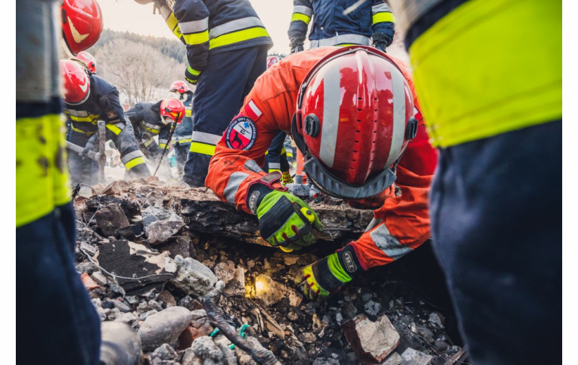 fot. Piotr Zwarycz, 2. miejsce w kategorii Wydarzenia. Wieczorem 4 grudnia 2019 roku doszło do wybuchu gazu w trzykondygnacyjnym domu w Szczyrku, po tym jak firma budowlana, doprowadzając prąd do sąsiedniej działki, użyła metody podziemnego przewiertu. Gaz z uszkodzonej rury zebrał się pod budynkiem, w wyniku czego zginęła niemal cała trzypokoleniowa rodzina. Ratownicy znaleźli w gruzach ciała ośmiu osób, w tym czworga dzieci. 